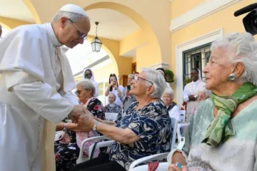 Leão XIV em visita à casa de repouso Santa Marta em 21 de julho de 2025