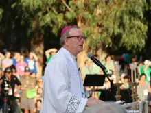 Robert Barron discursa para dezenas de milhares de jovens em encontro da Jornada Mundial da Juventude em Lisboa, Portugal, em 2 de agosto de 2023.