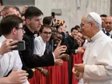 O papa Leão XIV conversa com seminaristas participantes do Jubileu dos Seminaristas em 24 de junho de 2025.