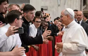 O papa Leão XIV conversa com seminaristas participantes do Jubileu dos Seminaristas em 24 de junho de 2025.