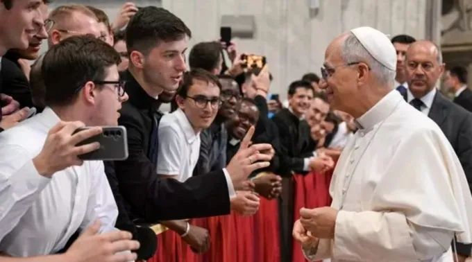 Leão XIV conversa com seminaristas participantes do Jubileu dos Seminaristas em 24 de junho de 2025 ?? 