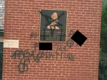 Propriedade da igreja de Santa Isabel da Hungria vandalizada em Pleasant Hills, Pensilvânia, EUA, na diocese de Pittsburgh, no último domingo (19).