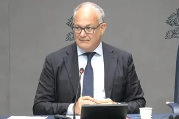 Roberto Gualtieri em entrevista coletiva no Vaticano em 23 de julho de 2025