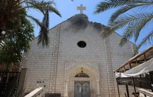 Fachada danificada da Igreja da Sagrada Família em 18 de julho de 2025, um dia depois de ter sido atingida por um ataque aéreo israelense na Cidade de Gaza.