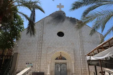 Fachada danificada da igreja da Sagrada Família em Gaza