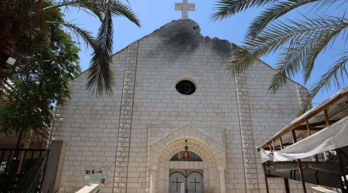 Fachada danificada da igreja da Sagrada Família em Gaza ?? 