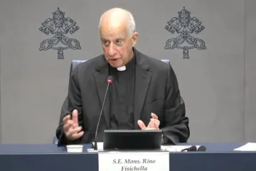 Rino Fisichella em entrevista coletiva no Vaticano em 23 de julho de 2025