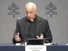 O pró-prefeito do Dicastério para a Evangelização, arcebispo Rino Fisichella, em entrevista coletiva ontem (23) no Vaticano.