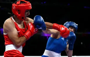 Imane Khelif, da Argélia (de vermelho), dá um soco na italiana Angela Carini na luta de boxe feminina das oitavas de final da categoria até 66 kg, na Olimpíada Paris 2024, na Arena Norte de Paris, em Villepinte, França, em 1º de agosto de 2024.