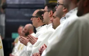 Sacerdotes participam da missa da Quinta-feira Santa na catedral de Wrocław, Polônia, em 28 de março de 2024.