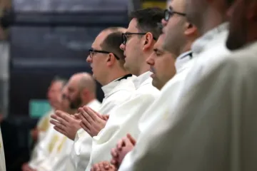 Sacerdotes participam da missa da Quinta-feira Santa na catedral de Wrocław em 28 de março de 2024