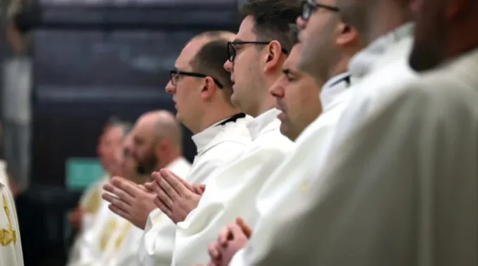 Sacerdotes participam da missa da Quinta-feira Santa na catedral de Wrocław em 28 de março de 2024 ?? 