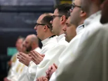 Sacerdotes participam da missa da Quinta-feira Santa na catedral de Wrocław, Polônia, em 28 de março de 2024.