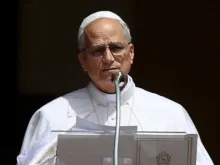 O papa Leão XIV reza a oração do Ângelus no palácio apostólico de Castel Gandolfo diante de fiéis e peregrinos na Piazza della Libertà, em Castel Gandolfo, Itália.