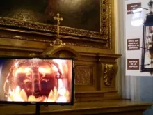 Ampola contendo o sangue liquefeito de são Pantaleão na igreja do Real Mosteiro da Encarnação, em Madri, Espanha.