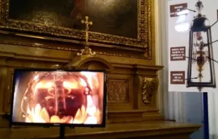 Ampola contendo o sangue liquefeito de são Pantaleão na igreja do Real Mosteiro da Encarnação, em Madri, Espanha.