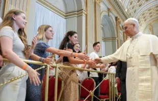 Papa Leão XIV cumprimenta hoje (29) no Vaticano um grupo de catecúmenos da França.