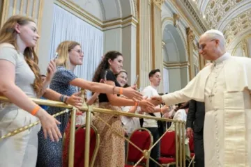 Leão XIV cumprimenta um grupo de catecúmenos da França no Vaticano em 29 de julho de 2025