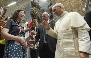 O papa Leão XIV abençoa Elizabeth Busby e seu bebê nascituro ontem (29) na missa para Missionários Digitais na Basílica de São Pedro, no Vaticano.