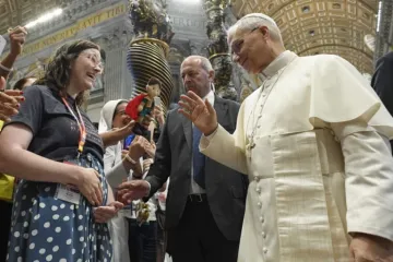 Leão XIV abençoa Elizabeth Busby e seu bebê nascituro em 29 de julho de 2025