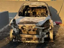 Carros foram incendiados num ataque à cidade de Taybeh, Cisjordânia, na última segunda-feira (28).