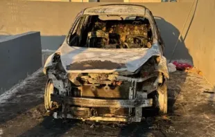 Carros foram incendiados num ataque à cidade de Taybeh, Cisjordânia, na última segunda-feira (28).