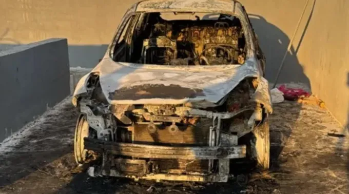 Carros foram incendiados num ataque à cidade de Taybeh em 28 de julho de 2025 ?? 