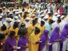 Freiras vestindo hábitos oram ao lado de noviças na Convenção Bíblica de Indore em Madhya Pradesh, em outubro de 2023.