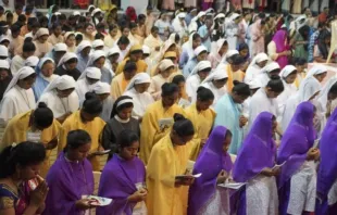 Freiras vestindo hábitos oram ao lado de noviças na Convenção Bíblica de Indore em Madhya Pradesh, em outubro de 2023.