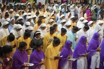 Freiras vestindo hábitos oram ao lado de noviças na Convenção Bíblica de Indore em Madhya Pradesh em 2023