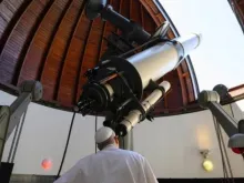 O papa Leão XIV visita telescópios no observatório do Vaticano em Castel Gandolfo, Itália, em 20 de julho de 2025.