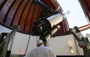 O papa Leão XIV visita telescópios no observatório do Vaticano em Castel Gandolfo, Itália, em 20 de julho de 2025.