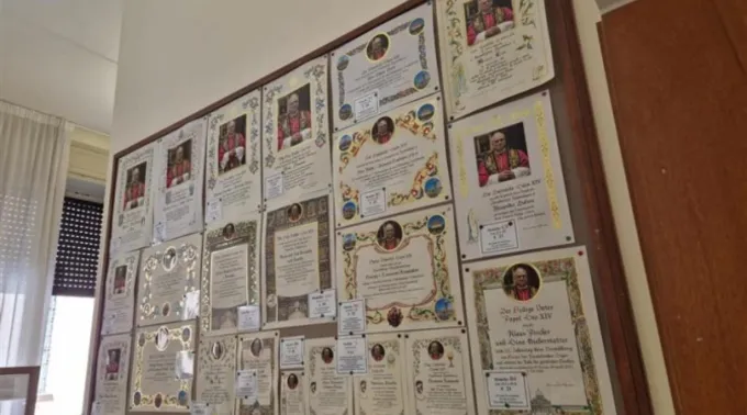 Placas de bênçãos penduradas no escritório da caridade papal na Cidade do Vaticano ?? 