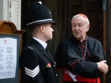 O cardeal Vincent Nichols fala com um policial do lado de fora da catedral de Westminster, em Londres, em 9 de novembro de 2021.