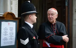O cardeal Vincent Nichols fala com um policial do lado de fora da catedral de Westminster, em Londres, em 9 de novembro de 2021.