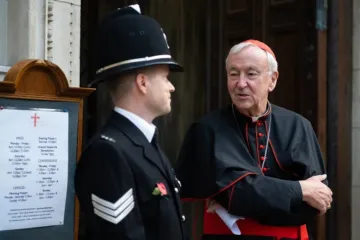 Vincent Nichols fala com um policial do lado de fora da catedral de Westminster em 9 de novembro de 2021