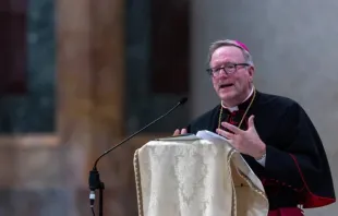 O bispo Robert Barron faz o discurso principal no Encontro Nacional de Peregrinos dos EUA do Jubileu da Juventude, na última quarta-feira (30), na basílica de São Paulo Fora dos Muros, em Roma.