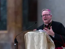 O bispo Robert Barron faz o discurso principal no Encontro Nacional de Peregrinos dos EUA do Jubileu da Juventude, na última quarta-feira (30), na basílica de São Paulo Fora dos Muros, em Roma.