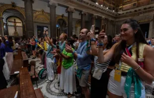 Jovens levantam suas vozes hoje (1) na basílica de Santa Maria em Trastevere, em Roma.