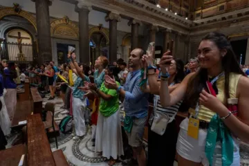 Jovens levantam suas vozes na basílica de Santa Maria em Trastevere em 1° de agosto de 2025