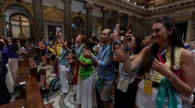 Jovens levantam suas vozes na basílica de Santa Maria em Trastevere em 1° de agosto de 2025 ?? 