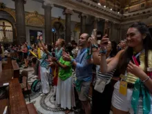 Jovens levantam suas vozes hoje (1) na basílica de Santa Maria em Trastevere, em Roma.