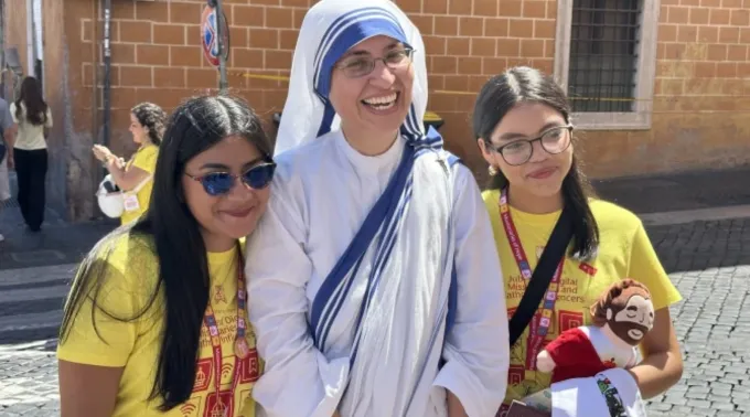 Missionária da Caridade com jovens em Roma ?? 