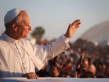 O papa Leão XIV saúda milhares de jovens e peregrinos antes de vigília ontem (2) na Universidade Tor Vergata em Roma.