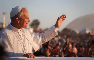 O papa Leão XIV saúda milhares de jovens e peregrinos antes de vigília ontem (2) na Universidade Tor Vergata em Roma.