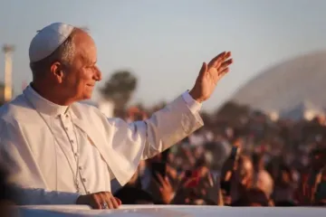 Leão XIV saúda milhares de jovens e peregrinos antes de vigília em Tor Vergata em 2 de agosto de 2025