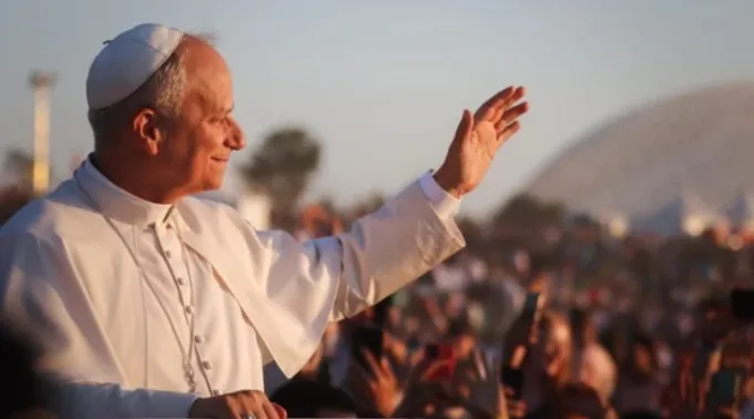 Leão XIV saúda milhares de jovens e peregrinos antes de vigília em Tor Vergata em 2 de agosto de 2025 ?? 