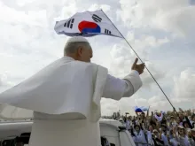 O papa Leão XIV acena ontem (3) a peregrinos sul-coreanos na Universidade Tor Vergata, em Roma, antes da missa de encerramento do Jubileu da Juventude.
