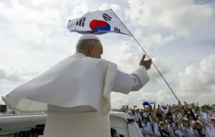 O papa Leão XIV acena ontem (3) a peregrinos sul-coreanos na Universidade Tor Vergata, em Roma, antes da missa de encerramento do Jubileu da Juventude.