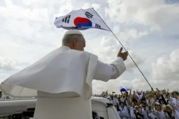 Leão XIV acena a peregrinos sul-coreanos em Tor Vergata em 3 de agosto de 2025